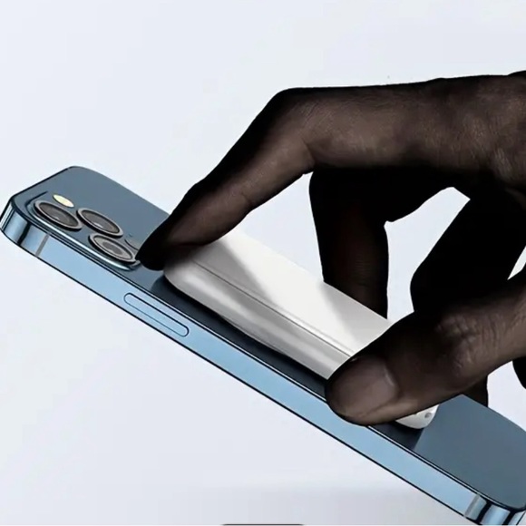 Wireless powerbank 5000mh never used great condition very useful. - Picture 5 of 8